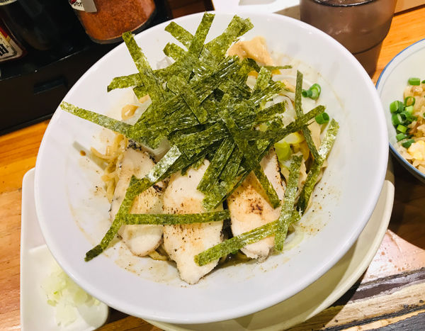 「煮干まぜそば＋半チャーハン＋味玉チャーシュー飯」@千極煮干の写真