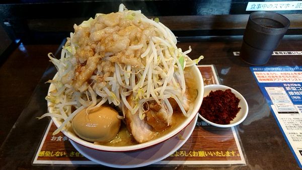 「らーめん小   野菜マシ  自家製唐辛子 アブラちょいマシ駐」@らーめん男盛の写真