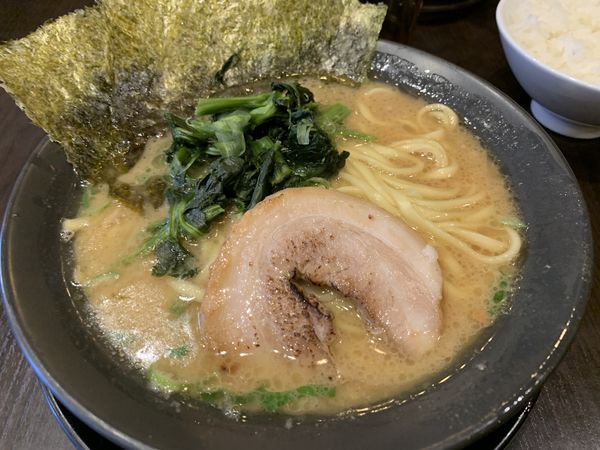 「豚骨醤油ラーメン (700円)」@横浜家系ラーメン 市ヶ家の写真