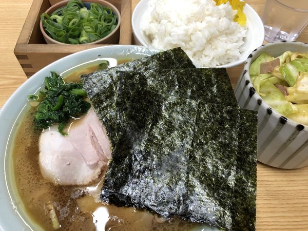 「チャーシュー麺あじこめやわらかめ青ネギライス大キャベチャー」@近藤家 本店の写真