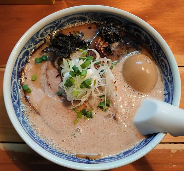 「とんこつらーめん＋味玉(750円)」@愚直の写真