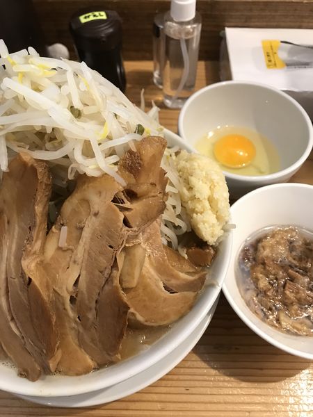 「【曜日限定】ミニ、全増し、チャーシュー、生卵、味付きアブラ」@麺屋鈴春の写真