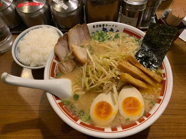 「得入り東京豚骨ラーメン＋ライス」@屯ちん 池袋本店の写真
