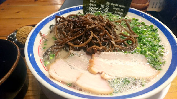 「【夜】ねぎらーめん+きくらげ+赤オニ」@博多長浜らーめん 田中商店の写真