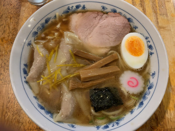 「小盛中華そば800円、冬限定ゆずワンタン100円」@飯田橋大勝軒の写真