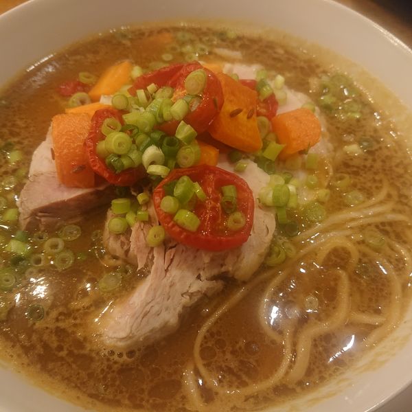 「中華そばカレー味(930円)、〆の卵かけご飯(200円)」@味六屋の写真