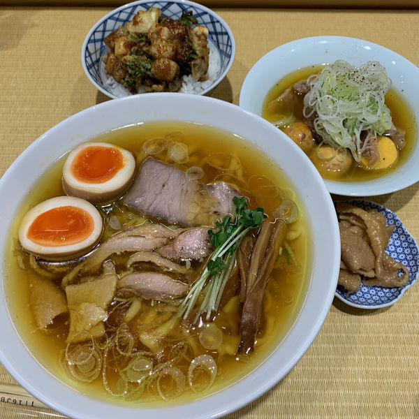 親鶏中華そば＋親皮＋かきあげ小丼＋塩もつ煮＋煮卵