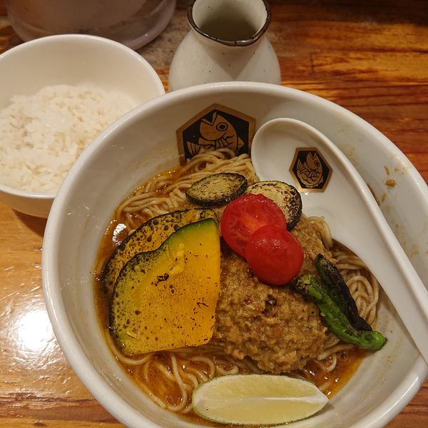 「【限定】夏野菜の真鯛キーマカレー混ぜ麺930円(おい飯付)」@真鯛らーめん 麺魚の写真