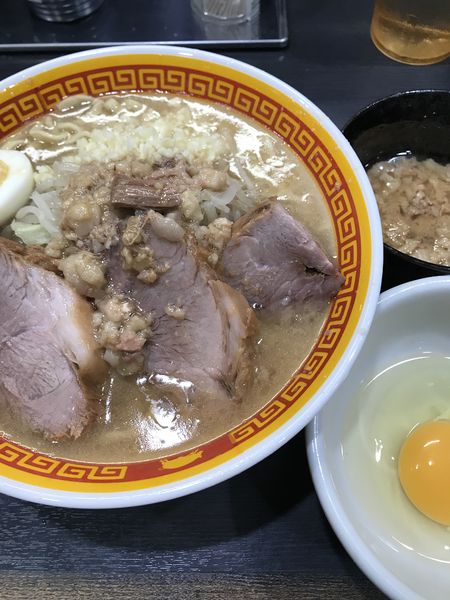 「ラーメン、豚2枚、半玉子、ニンニク、アブラ、生卵」@えどもんどの写真