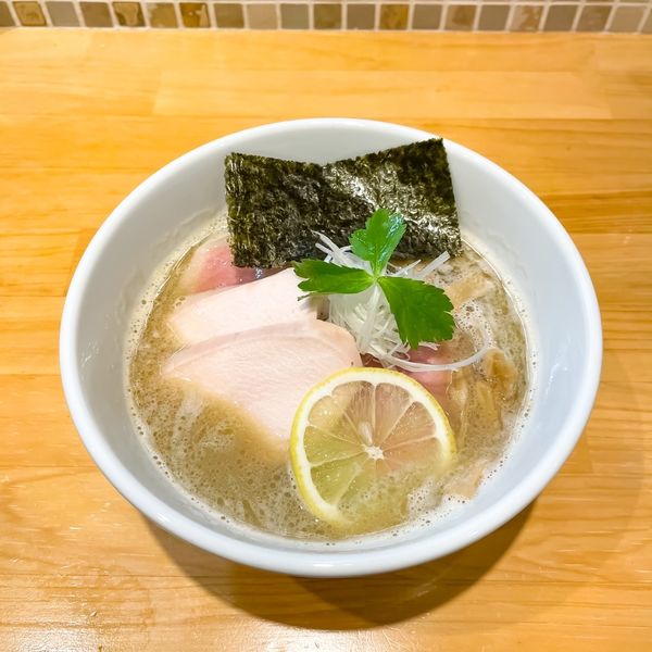 「限定 濃厚真鯛鶏白湯 ¥800」@らーめん酒房 しのやの写真