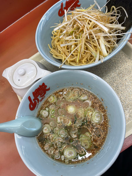 「醤油つけめん ＋ 白髪ネギ」@ラーメン山岡家 さいたま宮前店の写真