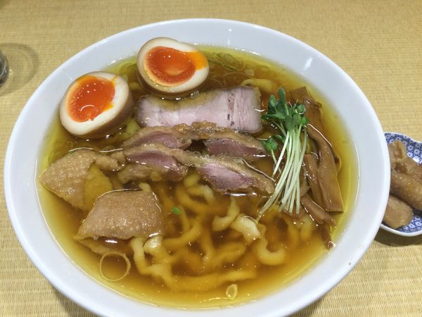 「親鶏中華そば・極太麺+親皮(¥820+50)」@手打 親鶏中華そば 綾川の写真