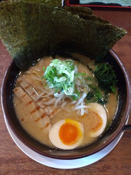「味玉濃厚とんこつ醤油ラーメン+のり」@横濱家系とんこつらーめん 中村家の写真