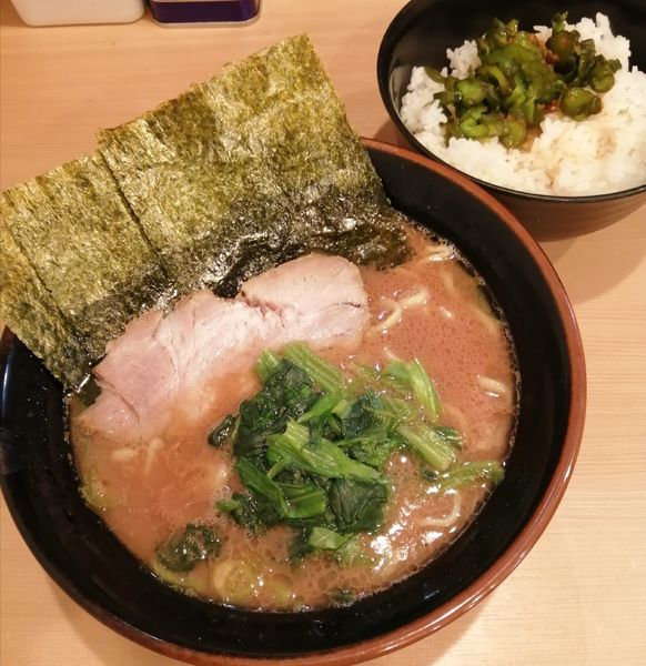 「家系ラーメン」@横浜家系らーめん 武道家 賢斗の写真