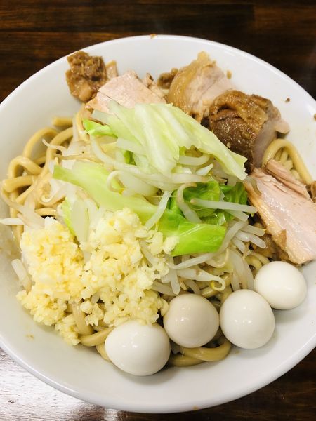「小ラーメン麺少なめ(トッピング　豚マシ+うずら)1070円」@劇的ラーメン 雑把®の写真