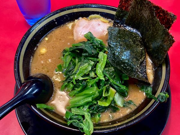 「豚骨醤油ラーメン730 半麺　サービス青菜」@家系ラーメン 王道 いしいの写真