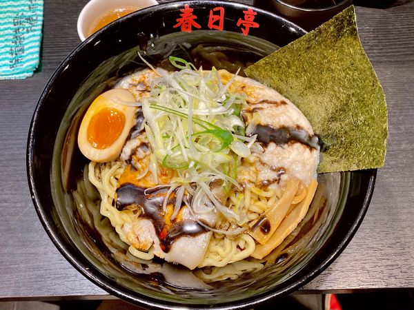 「とん黒油そば」@油そば 春日亭 秋葉原昭和通り口店の写真