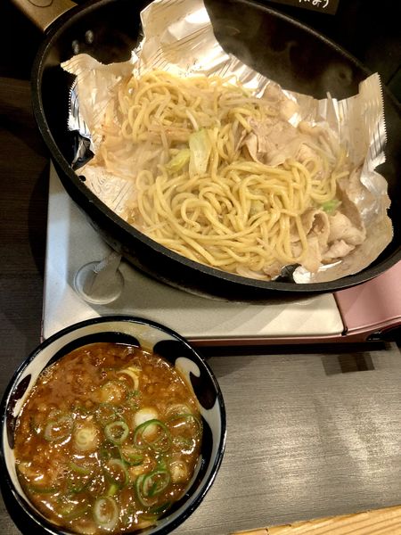「【限定】焼きつけ麺＋ガリバタライス」@メンショップ アキラの写真