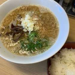 背脂ラーメン 790円　サービスライス付き
