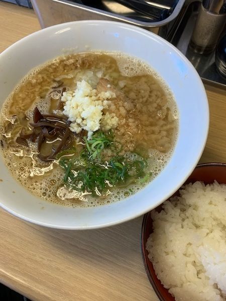 「背脂ラーメン 790円　サービスライス付き」@あいはらやの写真