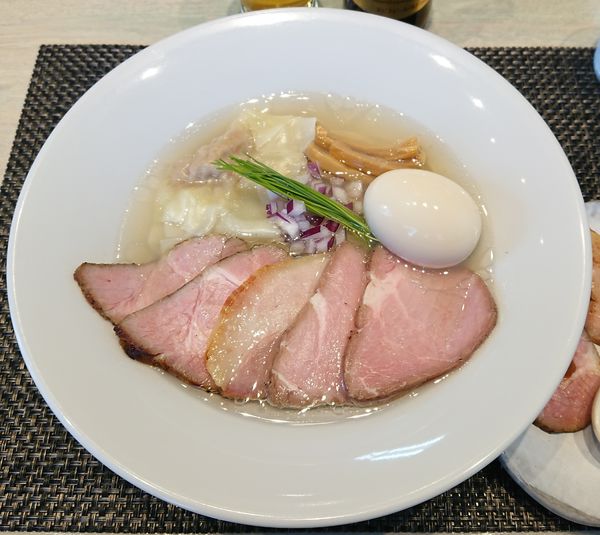 「特製中華蕎麦＜塩＞＋おつまみ盛り＋エビス小瓶」@宍道湖しじみ中華蕎麦 琥珀 東京本店の写真