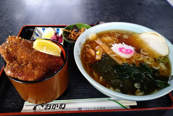 「おかめセット (ラーメン ミニカツ丼) 950円」@おかめの写真