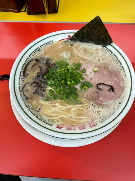 「豚骨ラーメン＋ワンタン」@ドライブイン一幸舎 空港店の写真