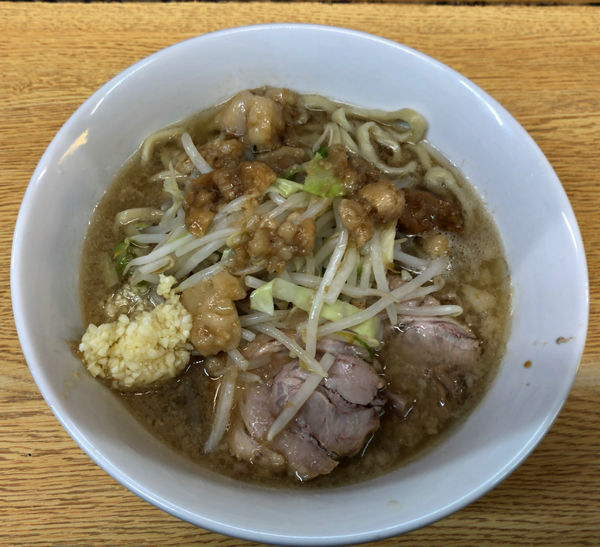 「ラーメン 780円　麺半分・ヤサイ少な目アブラちょっとのにん」@ラーメン二郎 環七新新代田店の写真