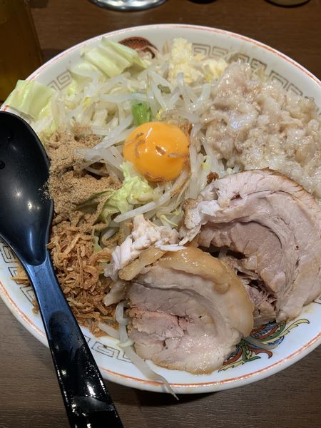 「小ラーメン汁なしニンニク少なめヤサイアブラマシマシ魚粉」@豚山 横浜西口店の写真