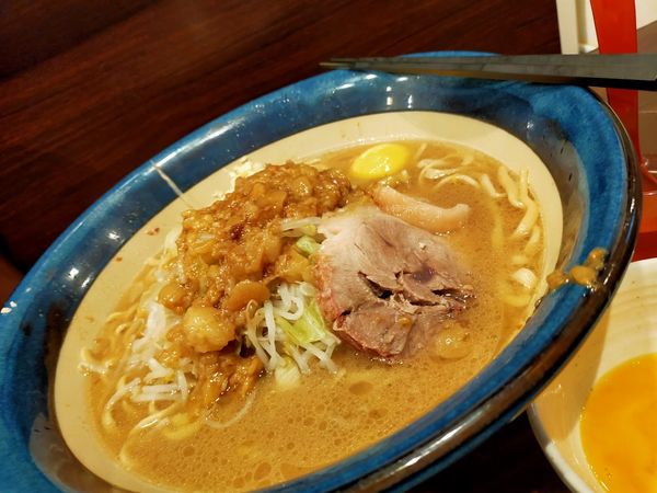 「ラーメン・麺増し600・柑橘・生卵（脂・にんにく）」@ピコピコポンの写真