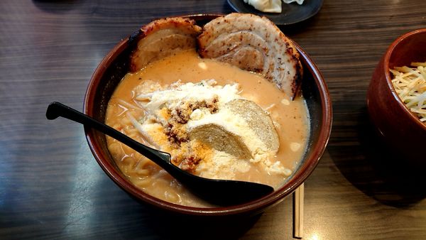 「粉雪ラーメン 大盛 炙り2枚」@麺場 田所商店 松戸六高台店の写真