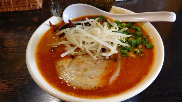 「とんこつ(辛い）辛さMAX８２０円」@上を向いていこうの写真