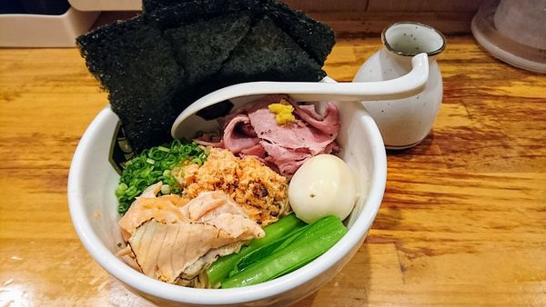 「特製サーモン油そば+海苔(クーポン)」@真鯛らーめん 麺魚の写真