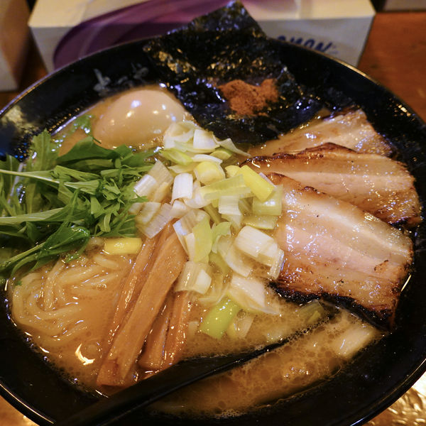 「鶏白湯 全部のせ 950円」@麺や KEIJIRO 那覇店の写真