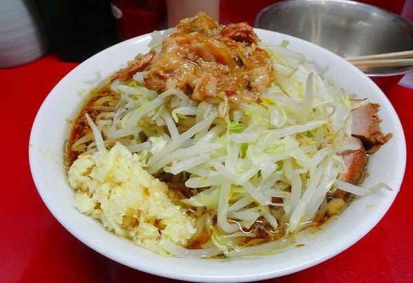 「小ラーメン700円ニンニク脂生卵50円」@ラーメン二郎 越谷店の写真