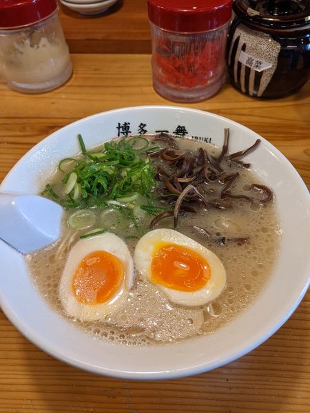 「白とんこつらーめん＋半熟玉子」@博多一舞 瑞穂店の写真