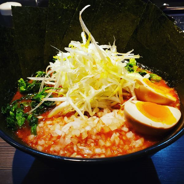 「美辛ラーメン2辛、萩原家トッピング」@ラーメン 萩原家 藤沢店の写真