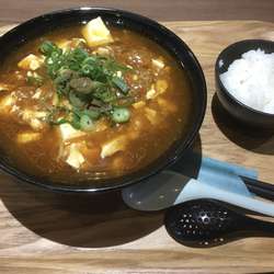 麻婆麺、半ライスサービス(880¥)