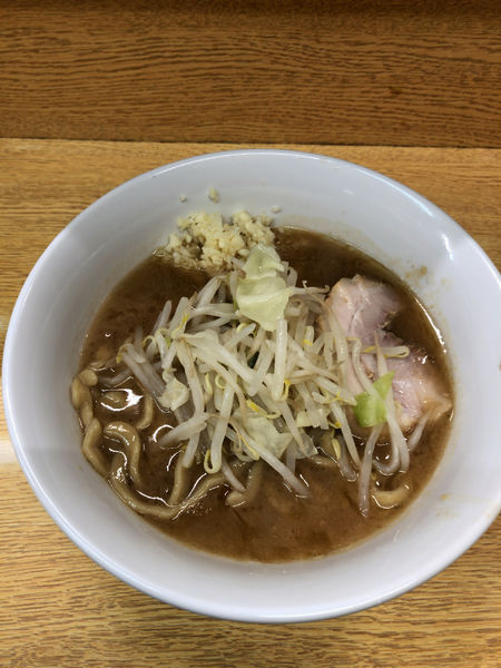 「ラーメン 780円　麺半分・ヤサイ少な目にんにくで」@ラーメン二郎 環七新新代田店の写真