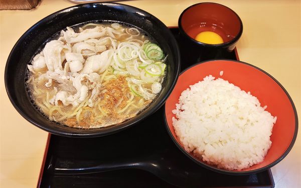 「肉骨茶（バクテー）ラーメン半ライスセット+生卵」@名代 富士そば お茶の水店の写真
