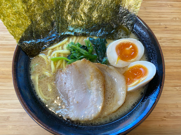 「醤油豚骨SP ¥900」@横浜家系ラーメン 藤之家の写真