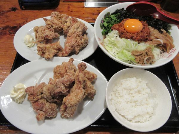 「食堂の台湾まぜそば（８２０円）＋半ライス＋からあげ１０個」@水戸中華そば むじゃき食堂の写真