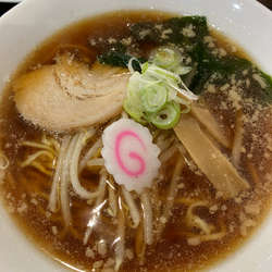 醤油ラーメン　餃子　グラスビール中