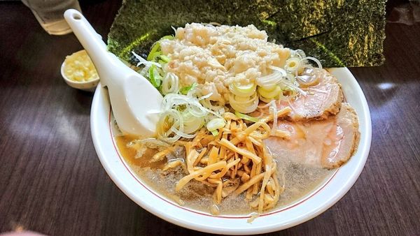 「ラーメン(中･身入り)+海苔･ネギ･ニンニク」@手打ち中華そば 酒田の写真