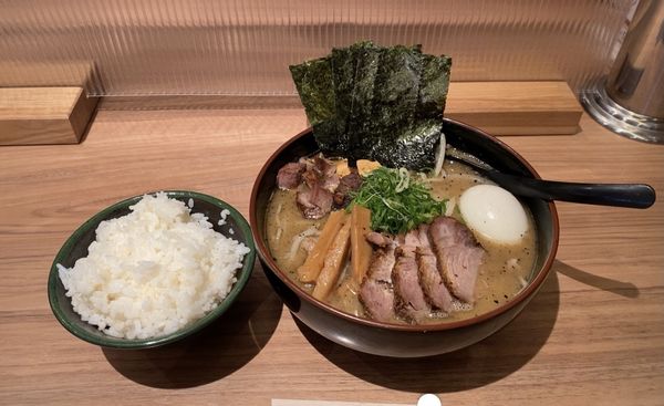 「我流札幌塩ラーメン　特製＋ライス」@札幌飛燕の写真