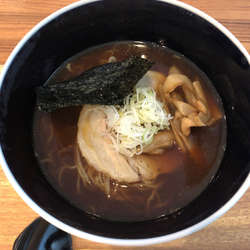 軍鶏出汁しょうゆらーめん　大盛　麺硬