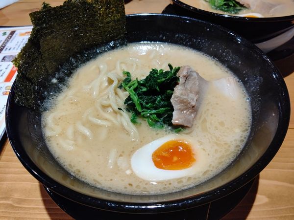 「豚骨醤油らーめん(並盛・180g)858円」@オリオン餃子 高崎駅前店の写真