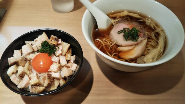 「醤油ラーメン、マキシマム親子丼」@らぁ麺 はやし田 新宿本店の写真