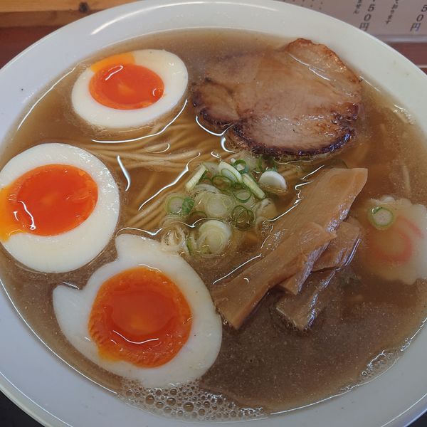 「煮干しラーメン(硬め)750円、岩田の美味しいゆで卵50円」@かのうやの写真