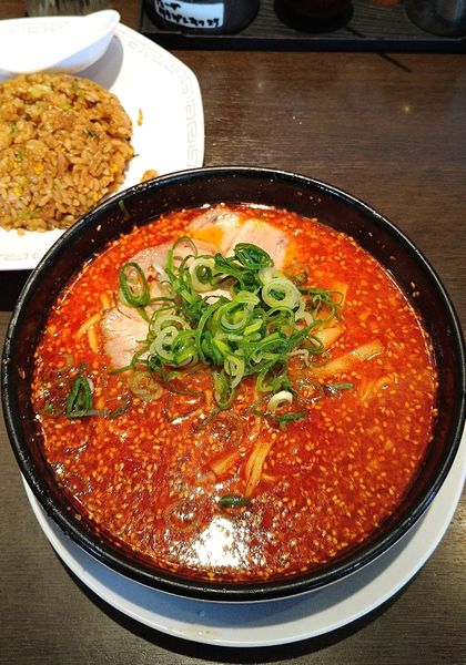 「赤味噌ラーメン 880円＋半チャーハン 250円」@来来亭 大府店の写真